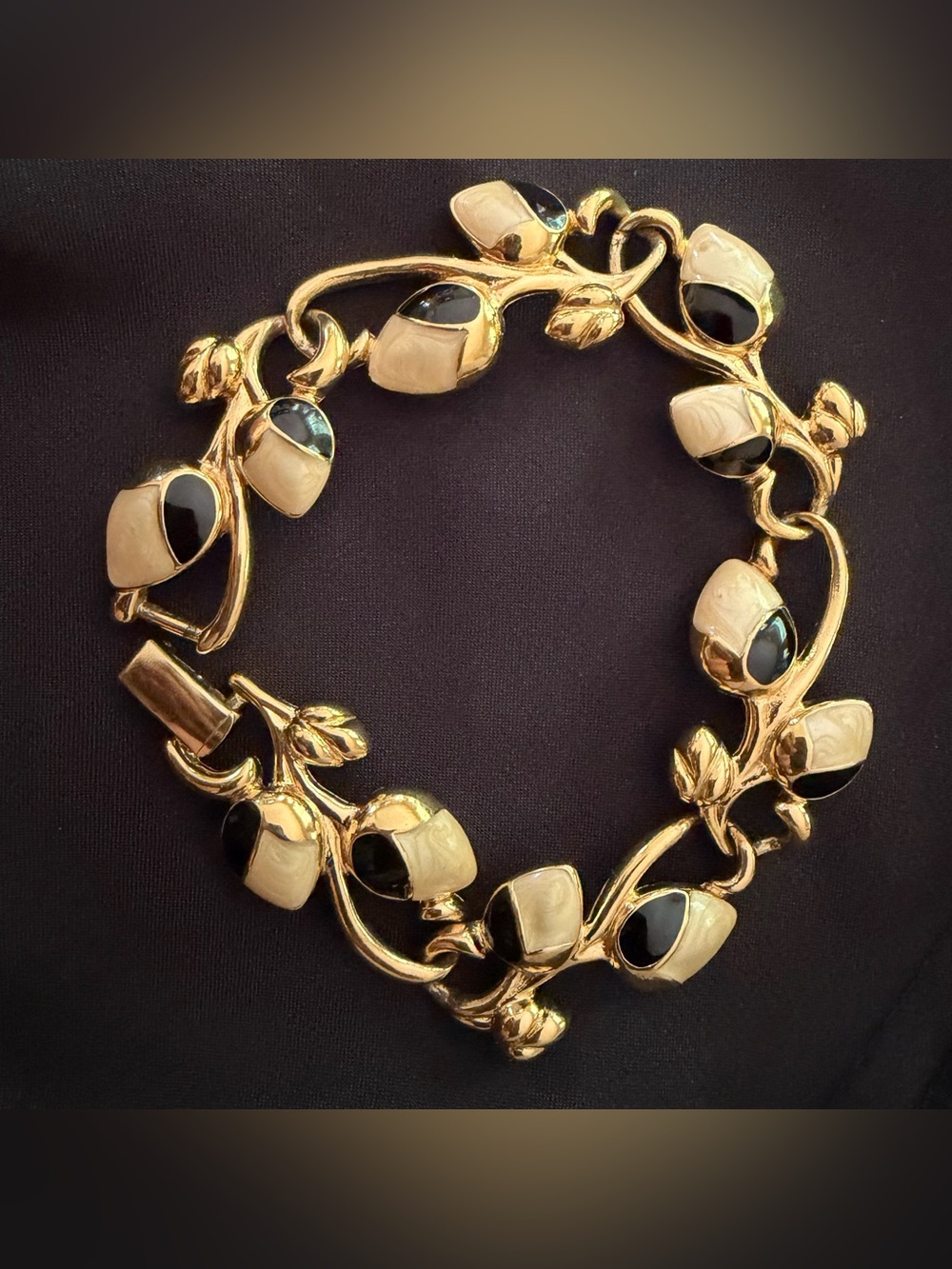 ✨ Authentic Mid-Century Signed Trifari Enamel Leaf & Acorn Bracelet ✨